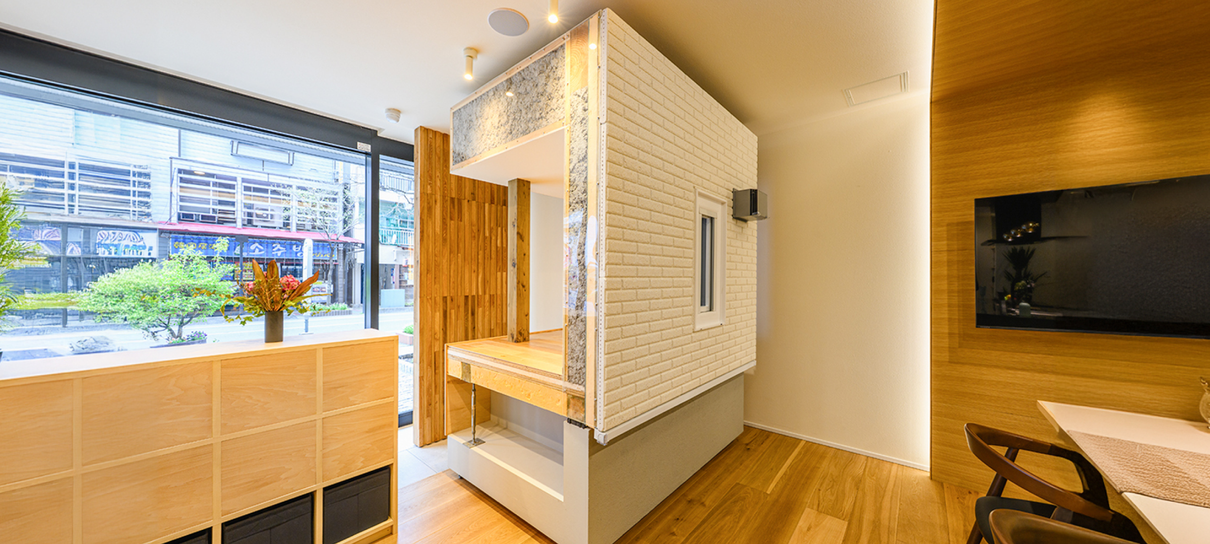 実際の建材に触れられるモックアップ展示